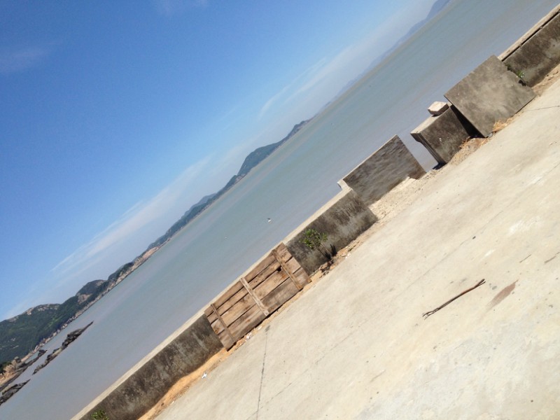 在乌石子路边的海滩,禁止下海游泳